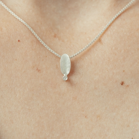 Colar Ella oval mini com diamante