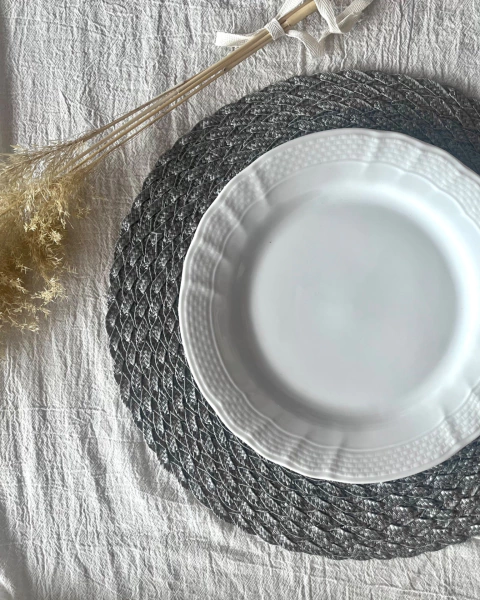 Individual de rafia trenzada color plata