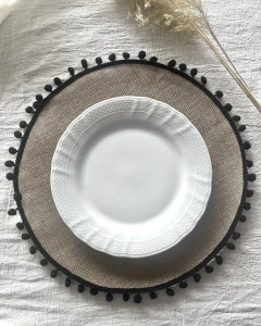 2 platos de sitio de arpillera con pompones - comprar online