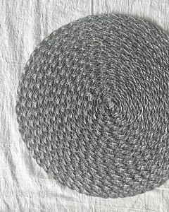 Individual de rafia trenzada color plata - comprar online