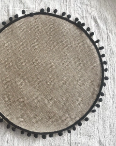 2 platos de sitio de arpillera con pompones