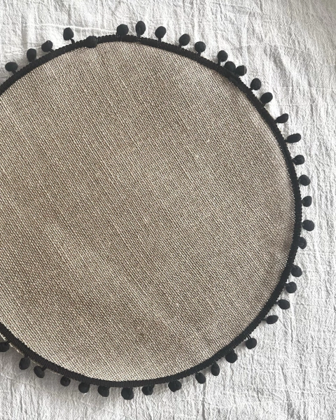 2 platos de sitio de arpillera con pompones