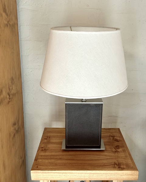 Lampara de mesa de acero y cuero