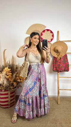 Modelo usando o vestido indiano Nisha, exibindo detalhes em seda com estampa colorida e acessórios complementares.