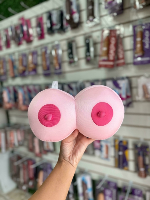 ALMOFADA EM FORMATO DE SEIOS