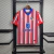 Camisa titular do Atlético de Madrid 24/25 Nike Vermelha com listras brancas e detalhes em azul - Nova camisa Atlético de Madrid listrada 2024 - Camisa Atlético de Madrid gola V Azul 2024.