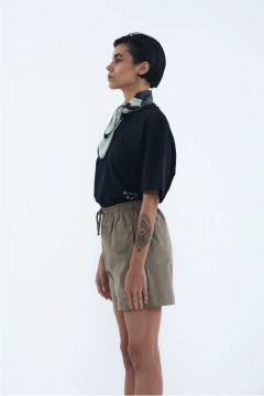 Shorts Cinza na internet