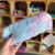 Estojo de Pelúcia Tie Dye com Pompom Uniso na internet