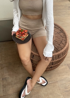 SHORT BIKER TRICOT CANELADO BEGE