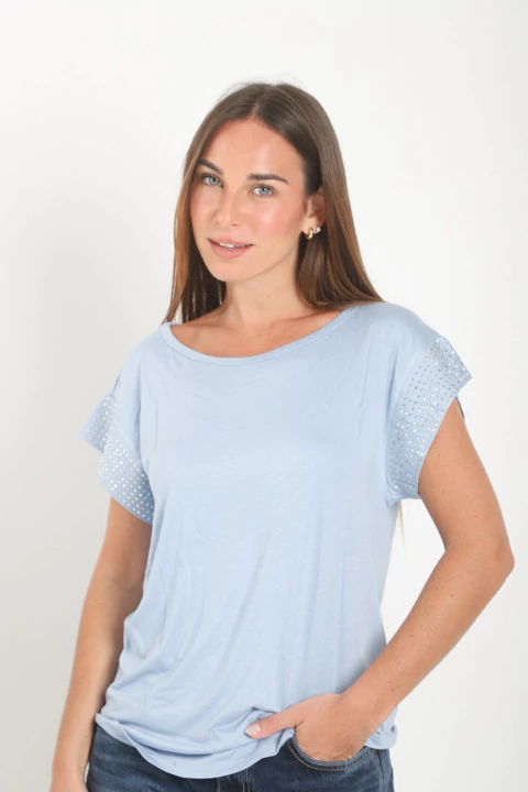 Remera chakira creppe con tachas