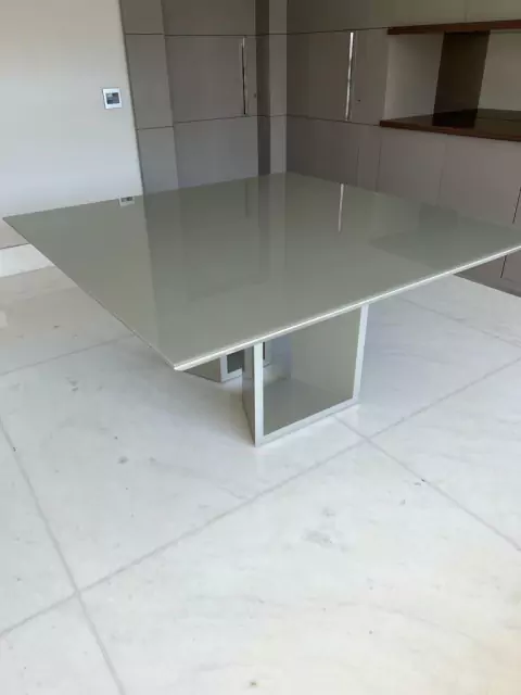 Mesa de Jantar 1,60 x 1,60m com Tampo em Vidro e Laqueada (3573)