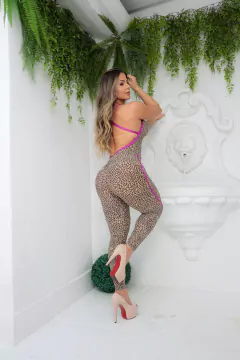 MACACÃO ELEGANCE RECORTE ONÇA DETALHE ROSA EXCLUSIVO - comprar online