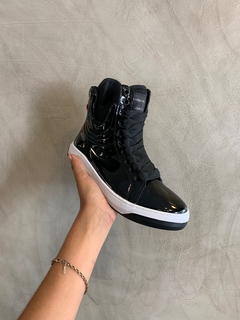 TÊNIS COLLAB JUJU SALIMENI HARDCOREFOOTWEAR PRETO VERNIZ