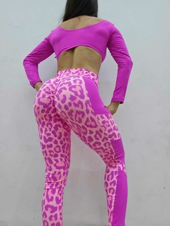 Image of CONJUNTO LEGGING ONÇA VÁRIAS CORES DETALHE NA PERNA E TOP MANGA LONGA EXCLUSIVO