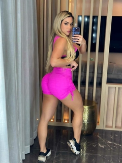 CONJUNTO SHORT JACQUARD ROSA CHICLETE E TOP PRETO COM PINK DETALHE NO BUSTO EXCLUSIVO - comprar online