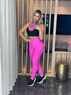 CONJUNTO LEGGING JACQUARD ROSA CHICLETE E TOP PRETO COM PINK DETALHE NO BUSTO EXCLUSIVO en internet