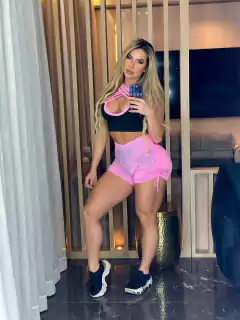 CONJUNTO SHORT JACQUARD GRAFITADO E TOP PRETO COM ROSABB DETALHE NO BUSTO EXCLUSIVO na internet