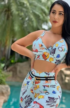 CONJUNTO QUADRINHOS FUNDO AZUL CELESTE DETALHE NA CINTURA EMPINA BUMBUM
