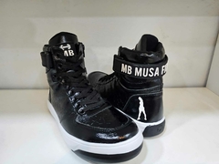 BOTA MB GIRL STAR PRETO LIMITED EXCLUSIVA