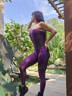 MACACÃO NINA 3D UM OMBRO ROXO