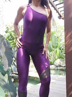 MACACÃO NINA 3D UM OMBRO ROXO - loja online