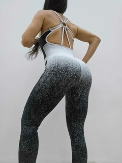 MACACÃO NAOMI SUPLEX BRANCO COM PRETO - comprar online