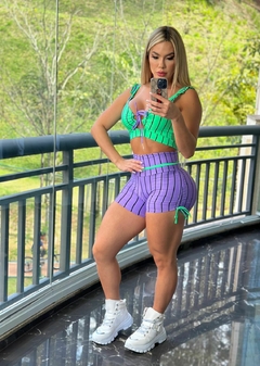 CONJUNTO VERDE E VIOLETA LISTRADO SHORT DETALHE NA CINTURA E TOP ALÇA FRUFRU EXCLUSIVO - comprar online