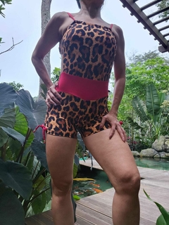 MACAQUITO ONÇA COM DETALHES VERMELHO EMPINA BUMBUM