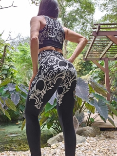 CONJUNTO PRETO JACQUARD TRABALHADO EM BRANCO LEGGING EMPINA BUMBUM - MB Musa Fitness