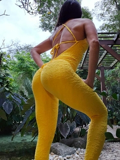 Image of MACACÃO JACQUARD AMARELO DETALHADO EMPINA BUMBUM