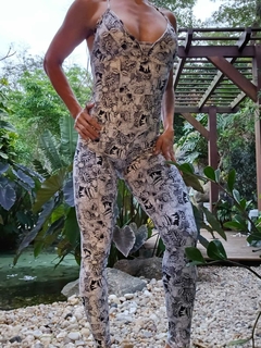 MACACÃO QUADRINHOS PRETO E BRANCO EMPINA BUMBUM