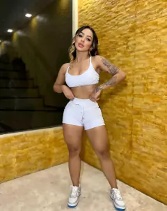 CONJUNTO VÁRIAS CORES JACQUARD BROCADO SHORT COM CÓS ALTO E TOP COM ARGOLA NAS COSTAS