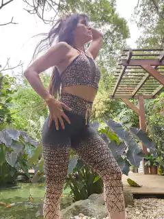 Image of CONJUNTO EMANA CARBON PRETO COM ROSÊ LEGGING COMUM E TOP TELA EXCLUSIVO