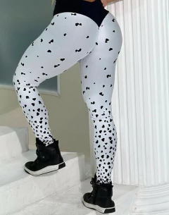 LEGGING CORAÇÕES PRETO E BRANCO EMPINA BUMBUM EXCLUSIVO - comprar online