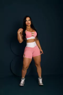 CONJUNTO VÁRIAS CORES SHORT DETALHE NA PERNA E TOP en internet