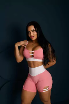 CONJUNTO VÁRIAS CORES SHORT DETALHE NA PERNA E TOP