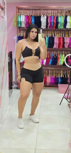 CONJUNTO VÁRIAS CORES SHORT DETALHE NA PERNA E TOP en internet