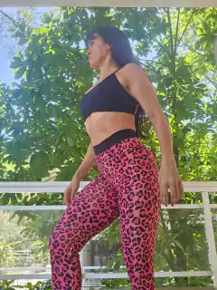 CONJUNTO CAROLINA LEGGING ONÇA COM PINK E TOP PRETO EXCLUSIVO