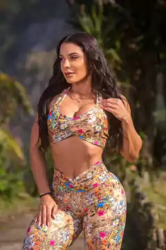 CONJUNTO JORNAL COM FLORES LEGGING E TOP TORCIDO EXCLUSIVO na internet