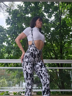 CONJUNTO JARDINEIRA CAMUFLADA CINZA E BABY LOOK GOLINHA ALTA BRANCA