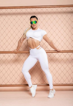 CONJUNTO BRANCO CALÇA COM REGULADORA E CROPPED