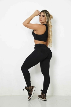 CALÇA PASSANTE COM BOTÃO E BOLSO FRUFRU PRETA - comprar online