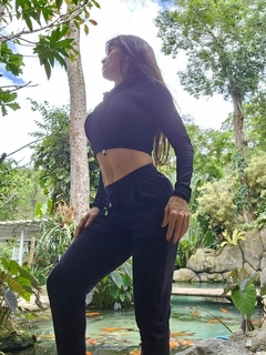 CONJUNTO MOLETOM PRETO CALÇA E CROPPED MANGA LONGA COM CAPUZ EXCLUSIVO