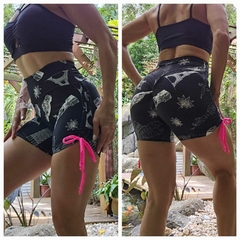 SHORT PONTOS TURÍSTICOS COM LACINHO ROSA EMPINA BUMBUM EXCLUSIVO