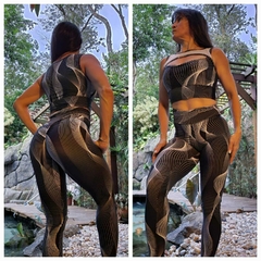 CONJUNTO LISTRAS PSICODÉLICAS LEGGING EMPINA BUMBUM E TOP COM TELA EXCLUSIVO