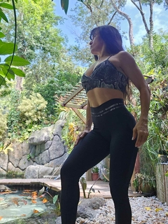 Imagen de CONJUNTO LEGGING PRETA EMPINA BUMBUM E TOP SNAKE BLACK EXCLUSIVO
