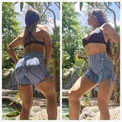 SHORT ONDAS COM POÁ AZUL CLARO EMPINA BUMBUM EXCLUSIVO