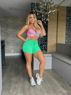 CONJUNTO SHORT VERDE E TOP ROSA EXCLUSVIO