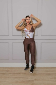 MACACÃO GLOSSY FOLHAS DO OUTONO COM BROWN EXCLUSIVO