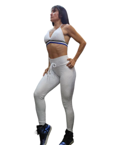 CONJUNTO JACQUARD DETALHADO WHITE EMPINA BUMBUM E TOP COM FAIXA TRICOLOR